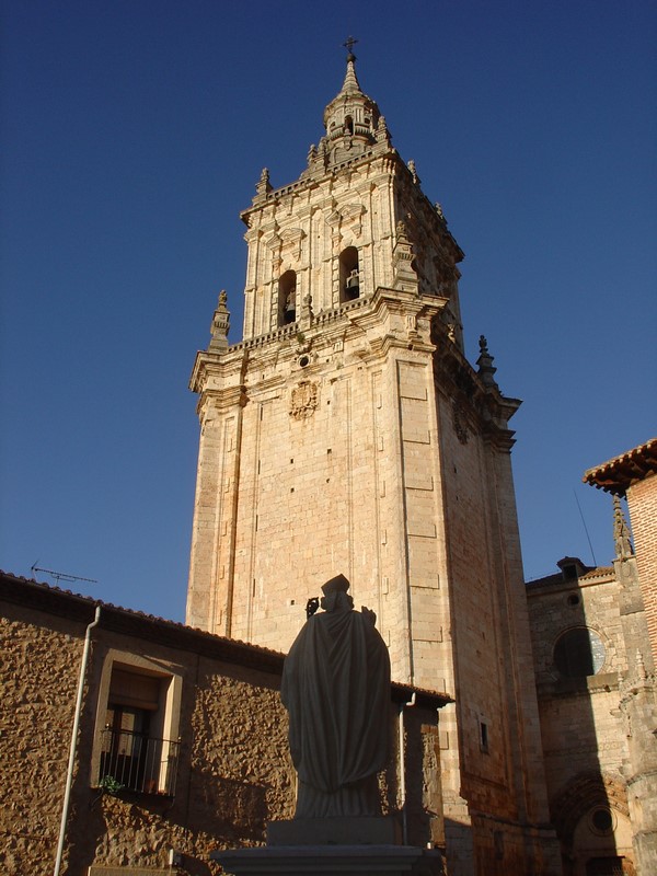 Torre de la catedral y San Pedro de Osma